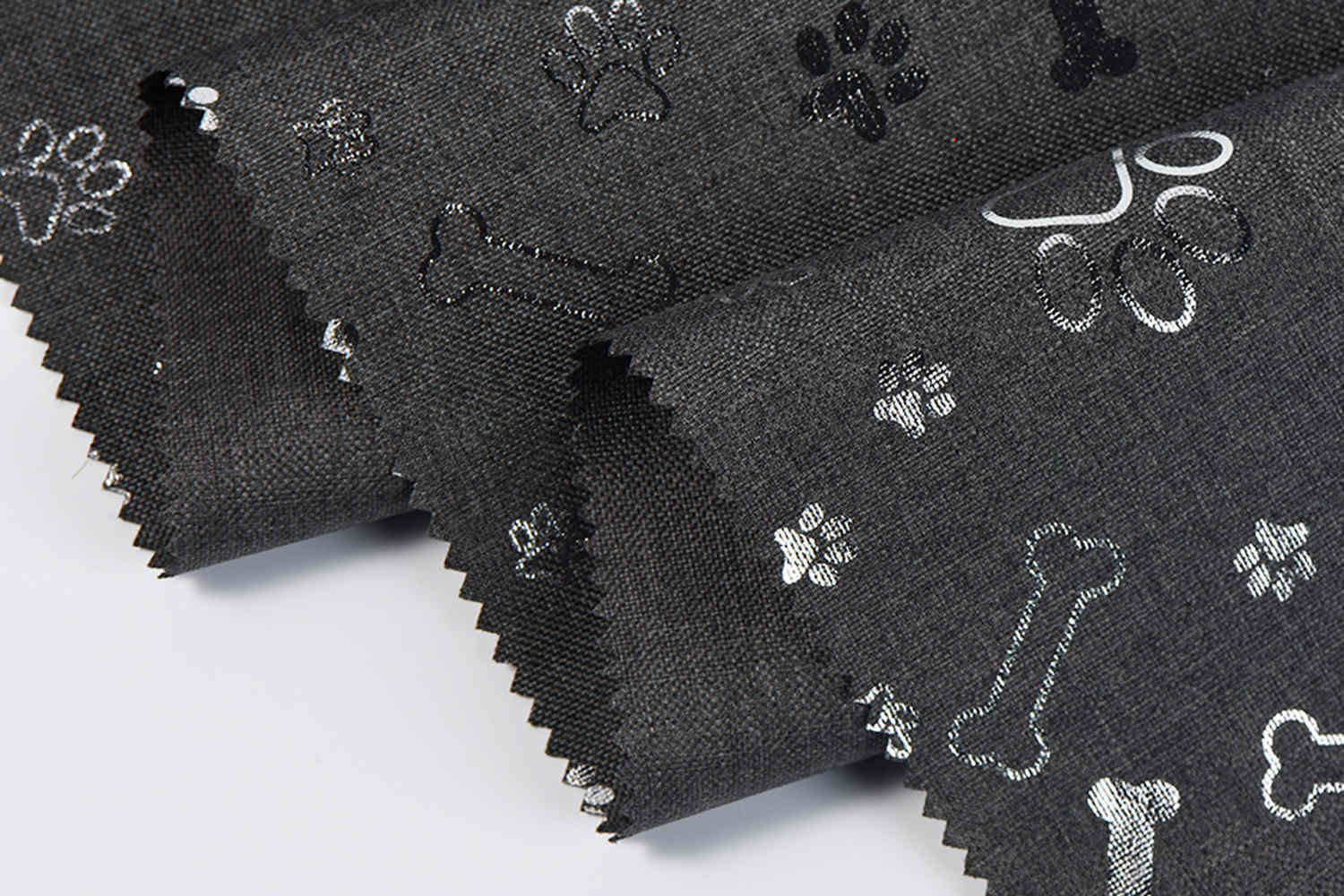 Cation 600d 68t en revêtement PU avec imprimé en argent